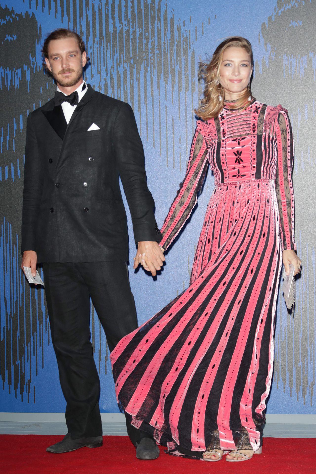 Mỗi khi xuất hiện bên chồng, bất cứ bộ đồ nào cô mặc cũng được khen ngợi từ màu sắc cho tới thiết kế, tất cả đều đẹp hoàn hảo.