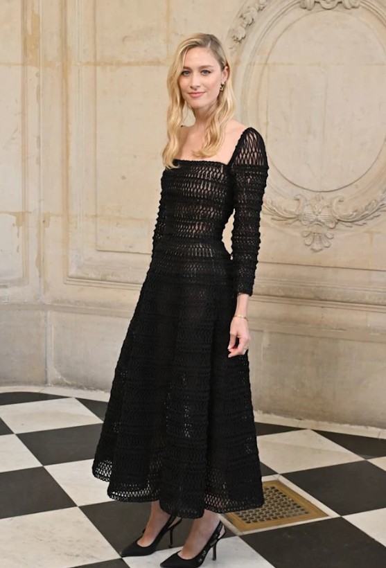 Diện váy áo đơn sắc nhưng để không nhàm chán, cô đã chọn những thiết kế có phần độc đáo như họa tiết Houndstooth đen trắng hay đan móc hiện đại hoặc chỉ đơn giản thêm điểm nhấn thắt lưng trong chiếc váy màu kem được may đo chuẩn chỉnh và cao cấp.