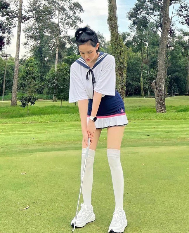 Nghỉ chơi golf, Hiền Hồ tập tành môn mới nhưng ăn mặc không đổi: Vẫn khoe điểm vàng amp;#34;vạn người mêamp;#34; - 6