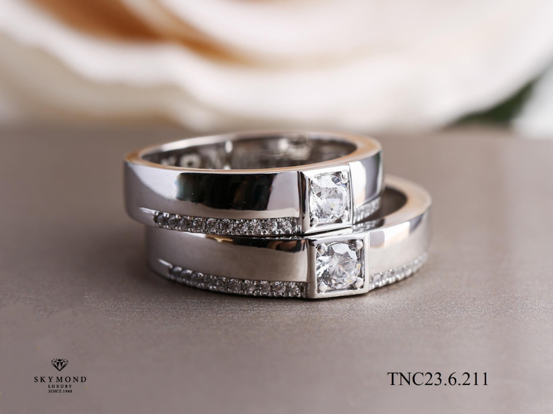 Chuyện chưa kể: Vì sao Platin tỏa sáng vượt thời gian? (Kể từ góc nhìn khoa học: Tính sáng bóng tự nhiên – không phai màu – phản quang mạnh khiến Platin luôn “shine” theo đúng nghĩa.)