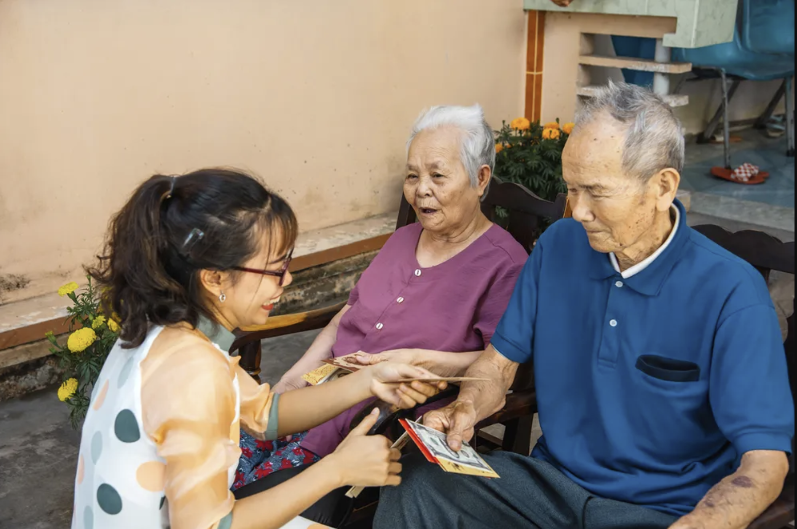 tiền biếu bố mẹ chồng ngày Tết