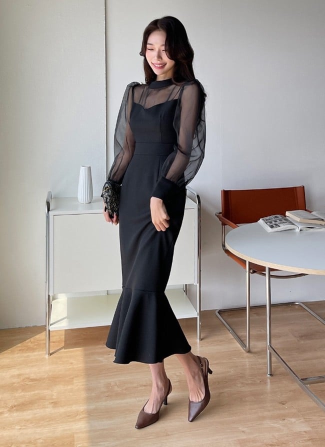 Yếu tố mong manh của chất liệu khiến tổng thể thiếu đi sự nghiêm trang cần thiết