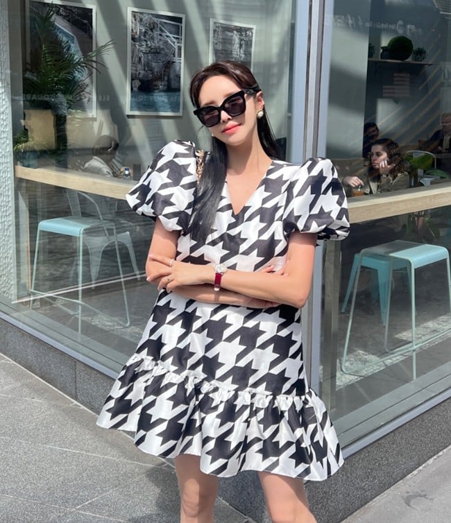 Không gian công sở vốn cần sự hài hòa và nhẹ nhàng, vì thế các mẫu váy với họa tiết to bản dễ phá vỡ sự cân bằng đó.