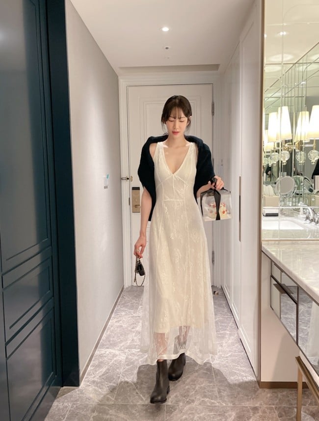 Dù có thêm lớp lót hoặc được may với độ dày hợp lý, váy ren vẫn dễ gợi liên tưởng đến trang phục thân mật hoặc thời trang dạ hội, khiến outfit thiếu sự chuyên nghiệp.