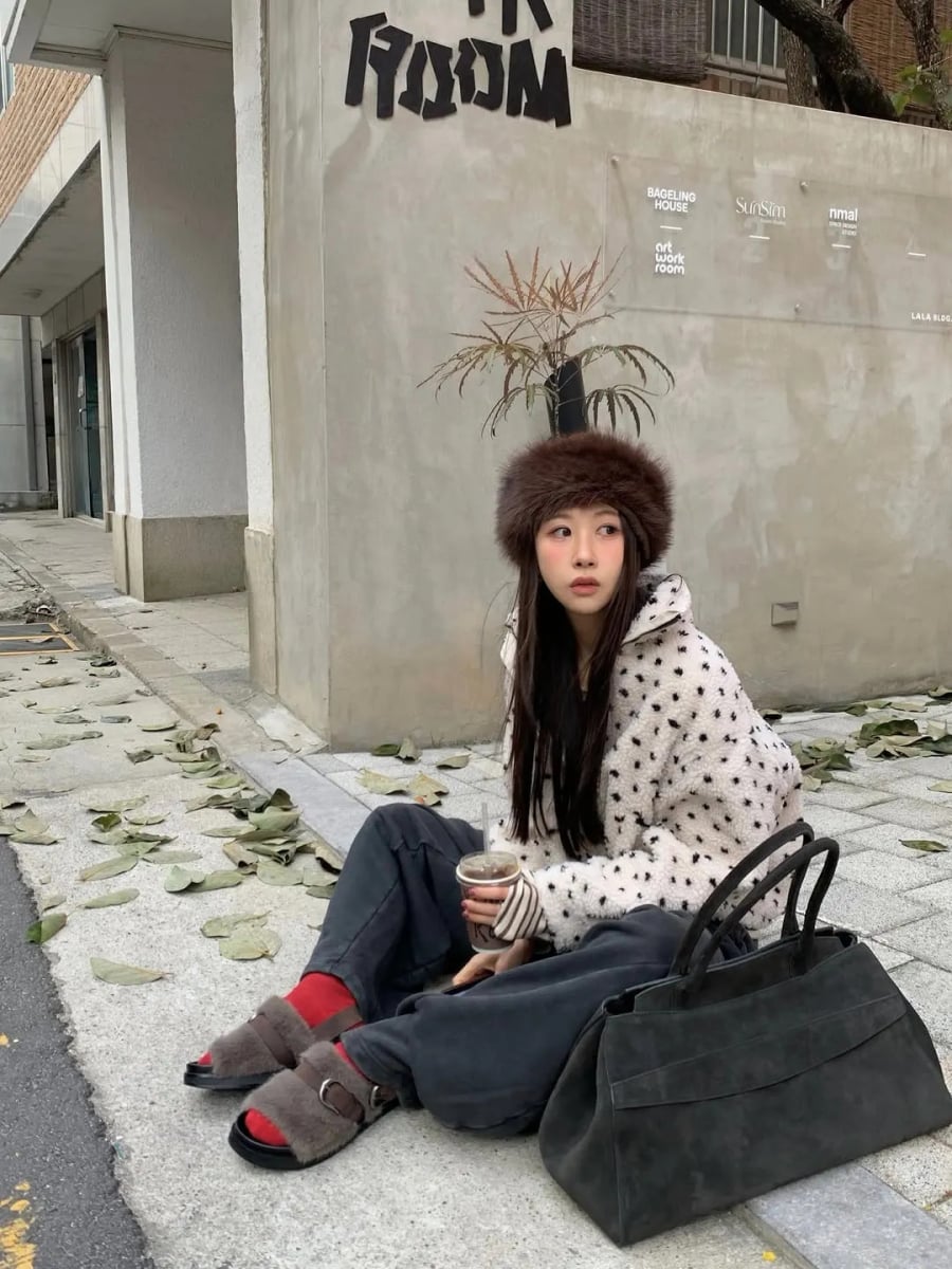 Dù theo hướng cá tính hay nổi bật, phụ kiện này luôn giúp bộ trang phục trở nên vui tươi và giàu tính thời trang hơn, đặc biệt phù hợp cho những dịp xuống phố mùa Đông.