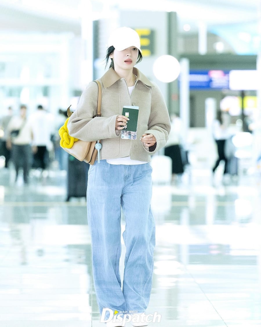 Áo khoác màu be tiếp tục là lựa chọn được ưa chuộng trong mùa lạnh.