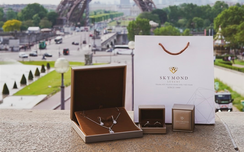Skymond Luxury - Chương trình đặc biệt: Mua trang sức, tặng ngay dây chuyền thiết kế tên riêng!