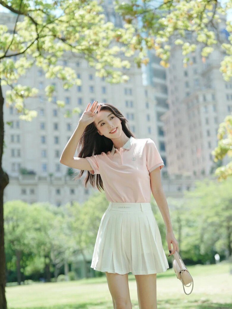 Váy xếp ly màu trung tính sẽ giúp các nàng có được vẻ ngoài thanh nhã hơn.